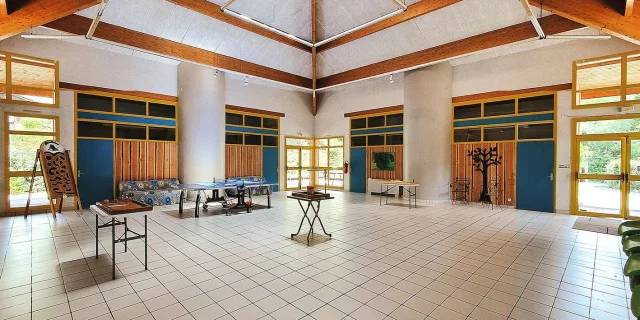 Vermietung Ferienhaus Gruppe Empfang Cousinade Saal Und Küche 03 Großer Festsaal