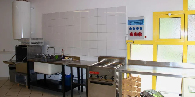 Vermietung Ferienhaus Gruppenunterkunft Empfang Cousinade Saal Und Küche 08 Material Professionelle Ausstattung Catering Mahlzeiten