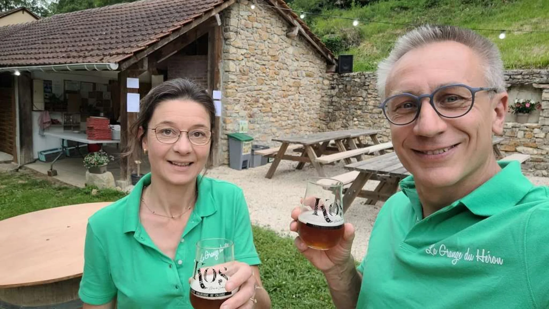 Village De Gites Grange Du Heron Aveyron 02 Portait Hotes Sophie Et Edouard