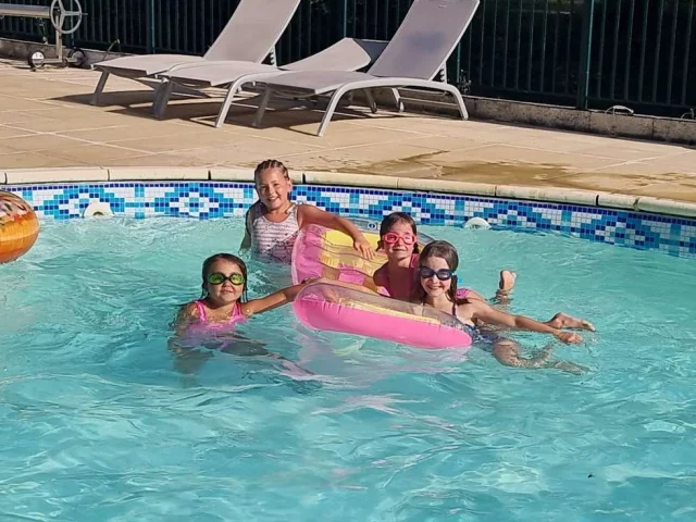 Feriendorf Grange Du Heron Aveyron Familie Swimmingpool Entspannung