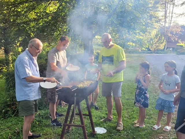 Feriendorf Grange Du Heron Aveyron Familienurlaub Barbecue