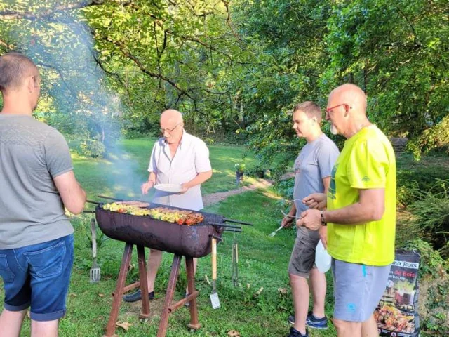 Feriendorf Grange Du Heron Aveyron Familienurlaub Grillen