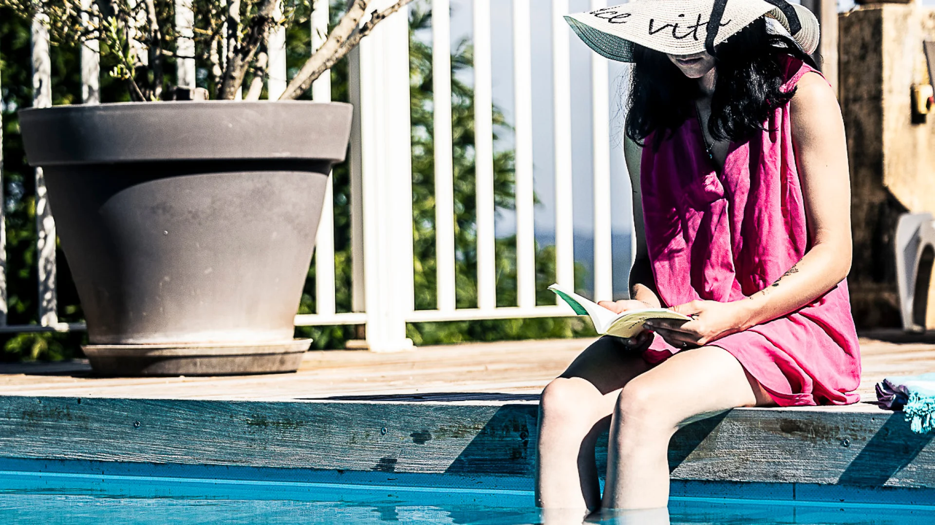 Vilagedegites Ventoulines Entspannung Swimmingpool Frau 5 4e