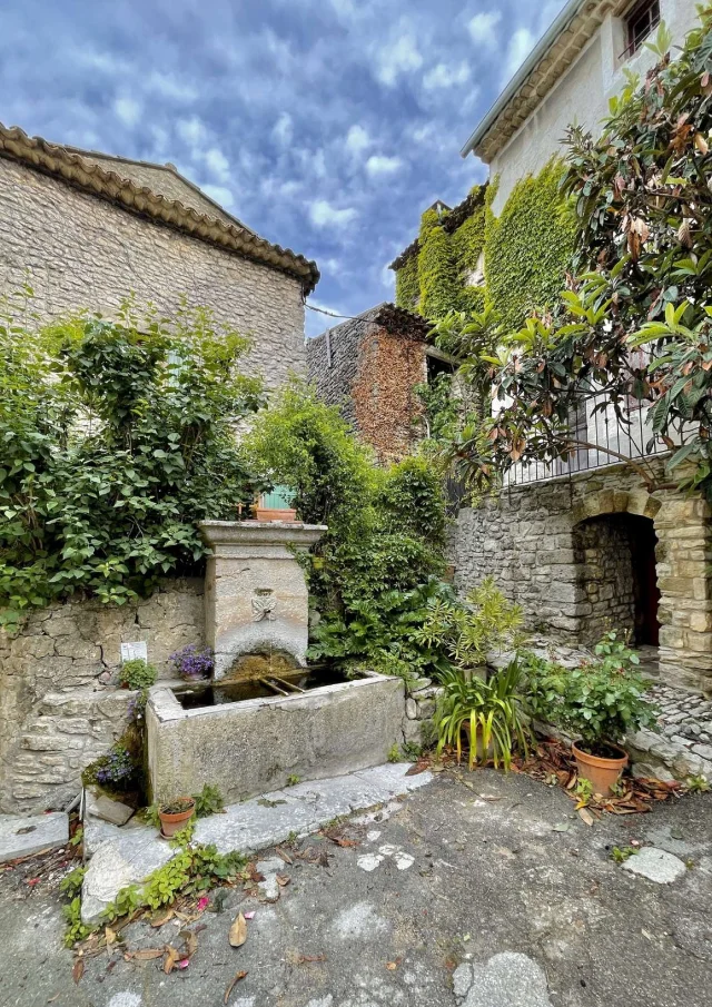 Vermietung von Ferienwohnungen in der Provence Vaucluse Saignon Village Place Fontaine