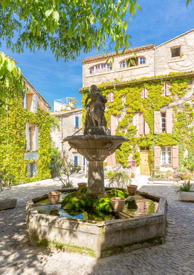 Vermietung Von Ferienwohnungen In Der Provence Vaucluse Saignon Village Place Fontaine Provence