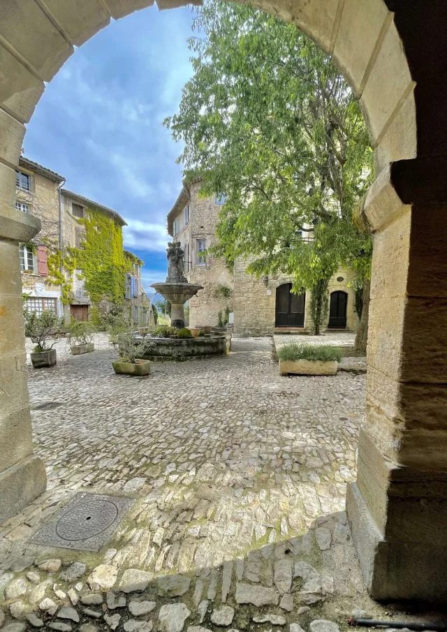 Vermietung Von Ferienwohnungen In Der Provence Vaucluse Saignon Village Place Pittoresker Brunnen