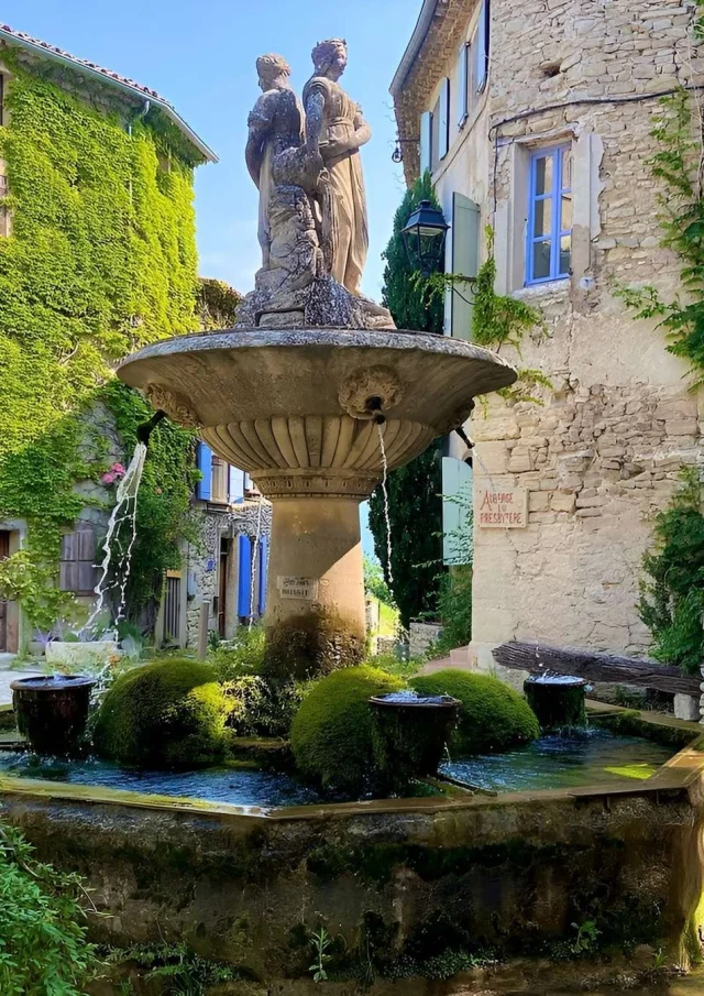Vermietung Von Ferienwohnungen In Der Provence Vaucluse Saignon Village Place Fontaine Typique