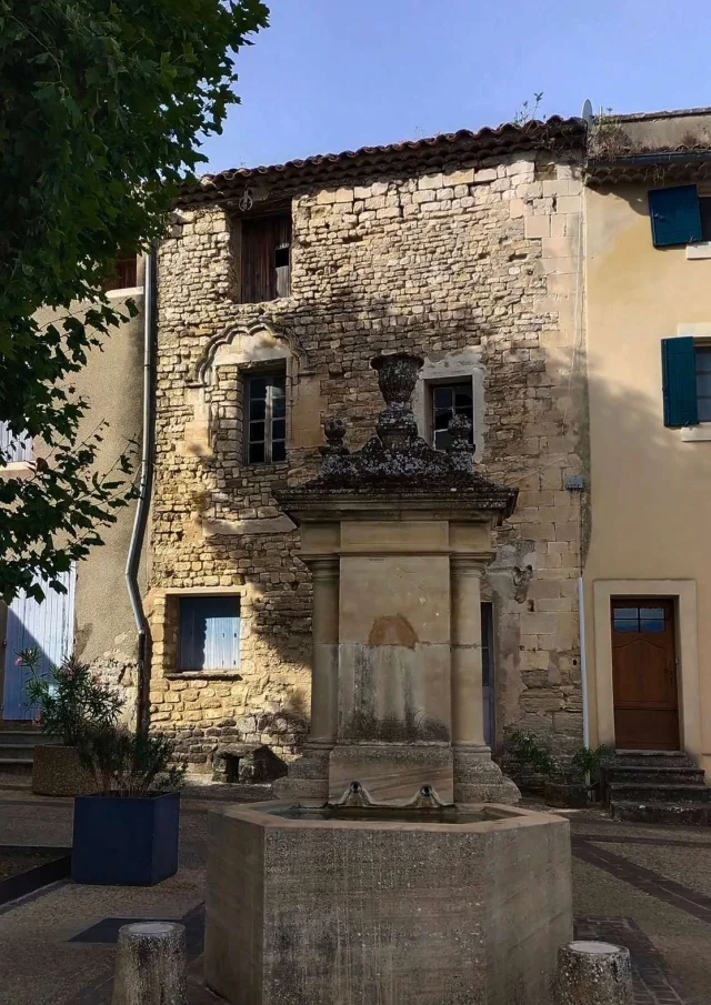 Vermietung von Ferienwohnungen in der Provence Vaucluse Dorf Place Pittoresker Brunnen
